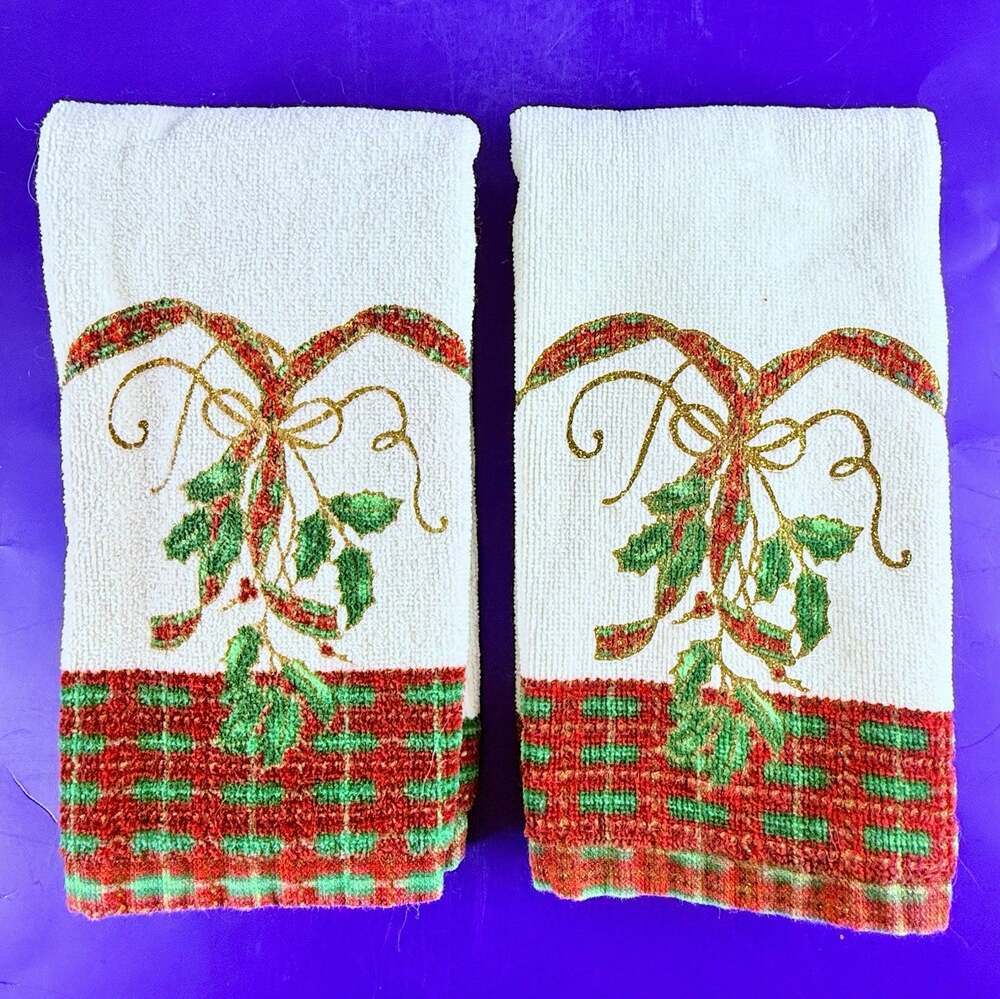 Lenox Fingertip Towels Set of 2 Christmas Holiday Nouveau Ribbon Red Green Xmas